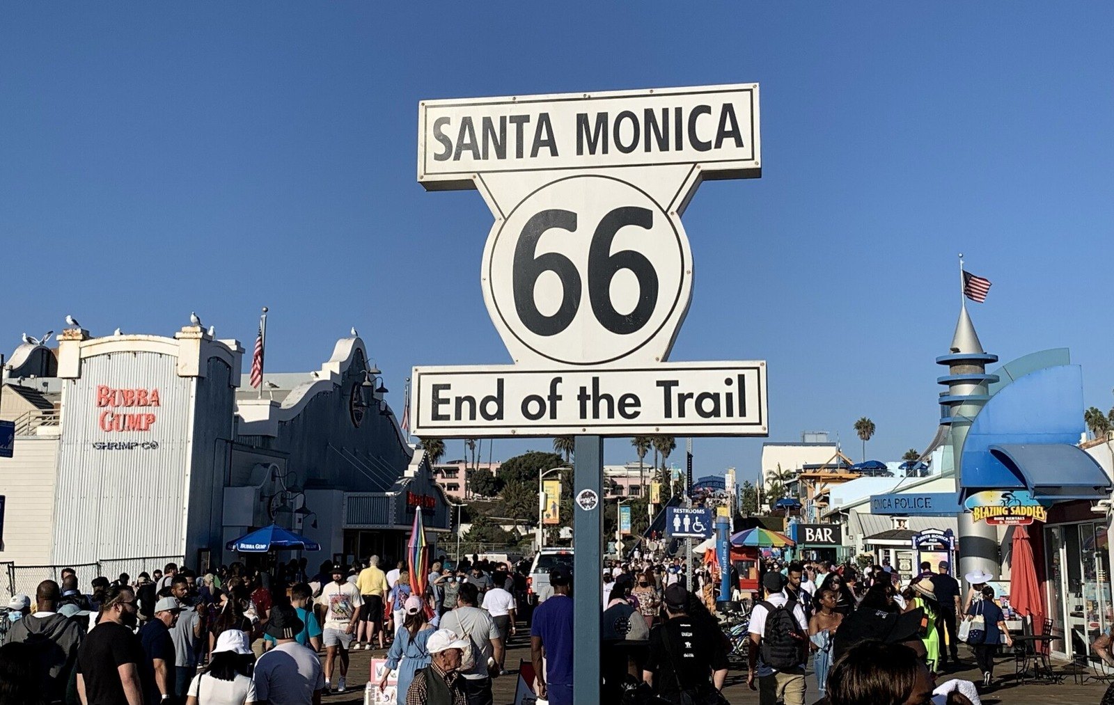 Route 66’nın bitiş tabelası ve önünde sıra bekleyenler