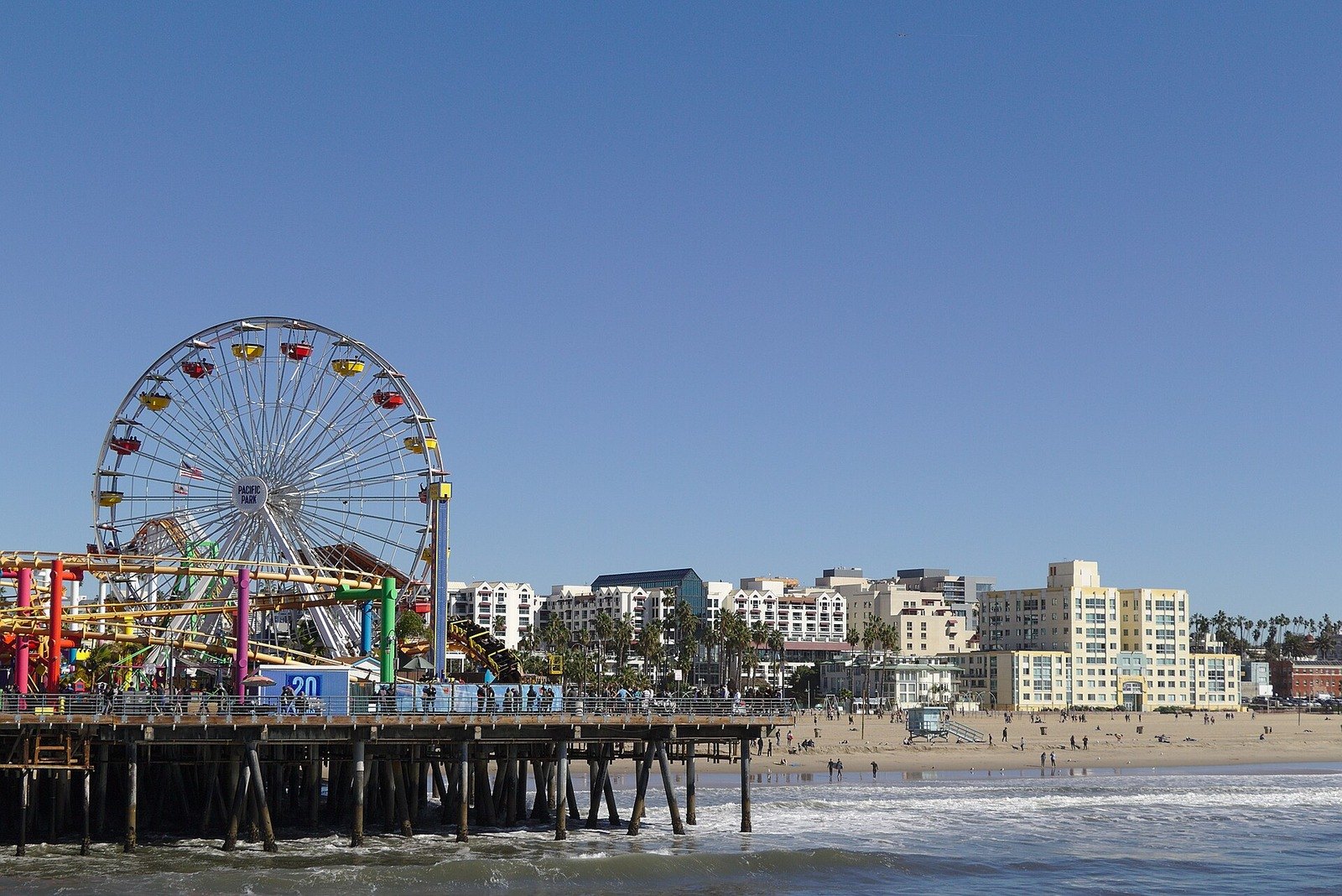 Ağaç kazıklar üzerine kurulu Santa Monica Pier