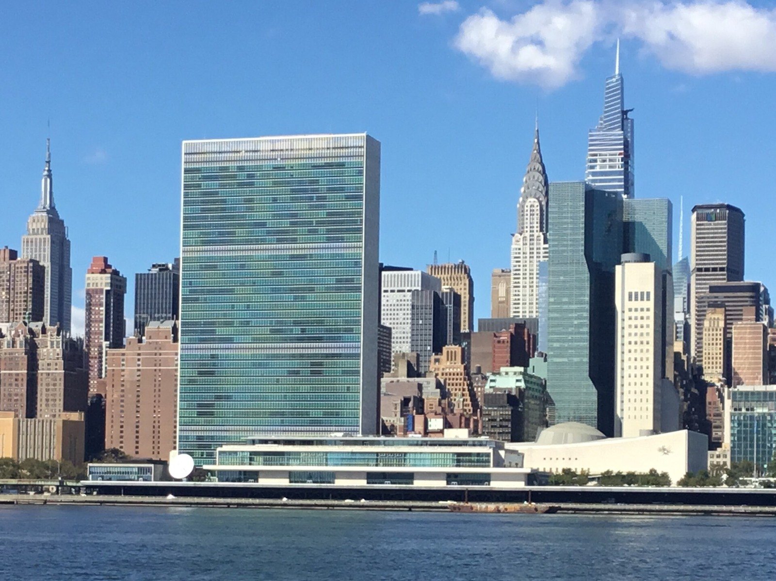 Birleşmiş Milletler Genel Merkezi ve arkasında Manhattan